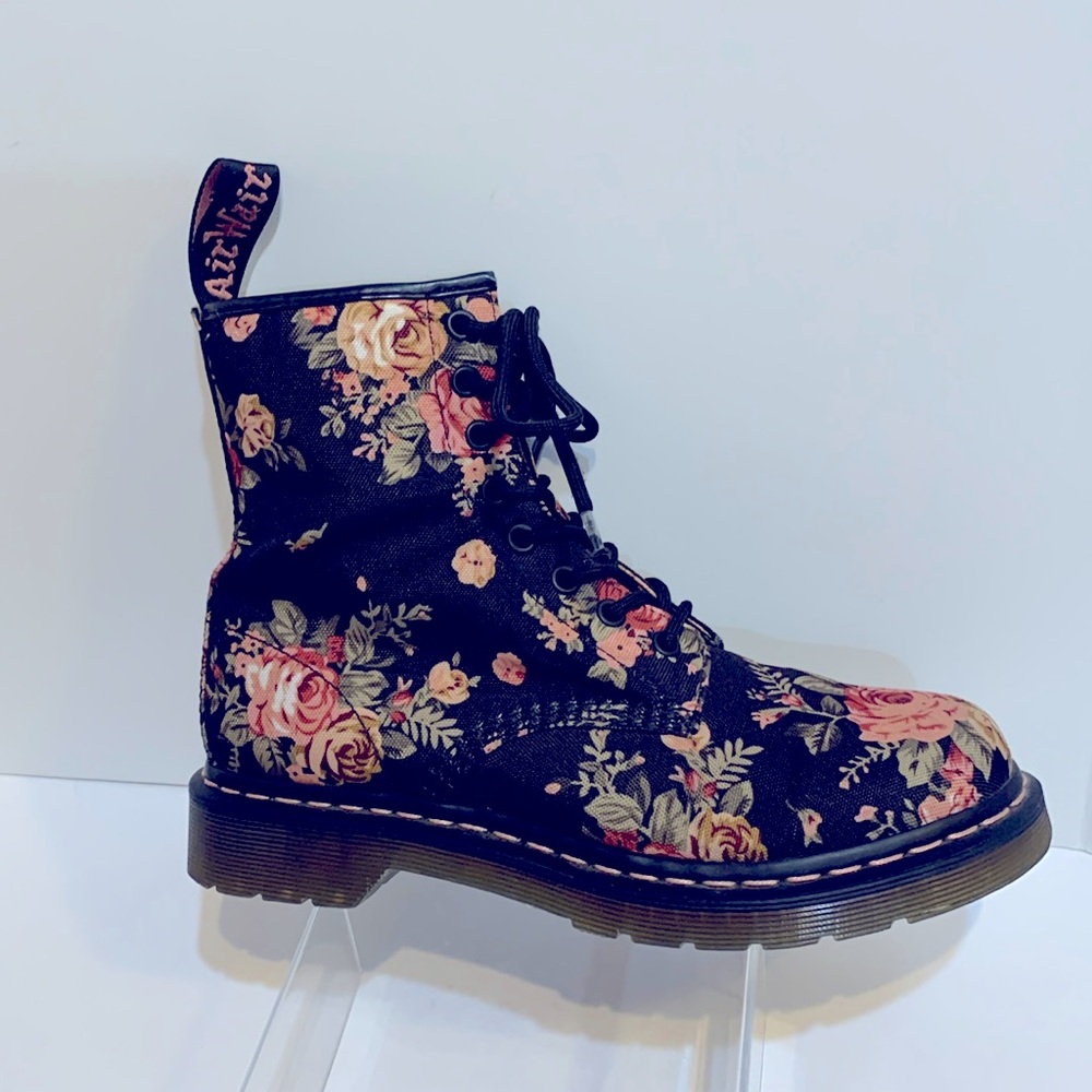 Black Floral combat boots Dr. Martens